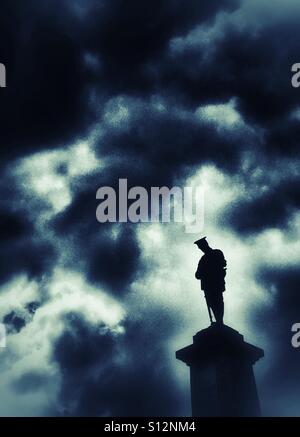 Statue de soldat en ligne Clitheroe war memorial contre un ciel dramatique Banque D'Images