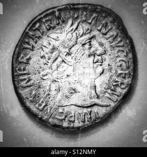 Denier d'argent romain. Trajan. 98-117 CE. Avers. Nobel buste, à droite. Inscription : IMP CAES NERVA TRAIAN AVG GERM Banque D'Images