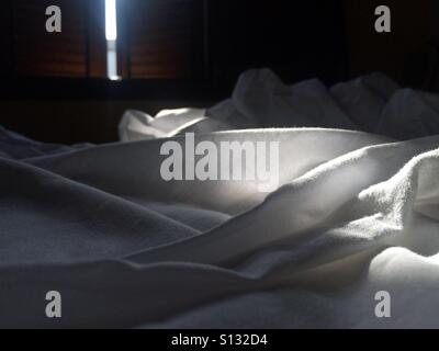 La lumière du soleil du matin sur le drap de lit blanc texture Banque D'Images