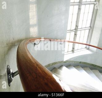 Rampes en bois menant vers le bas de l'escalier Banque D'Images