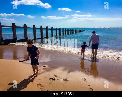 Une famille jouant sur la plage à Dawlish Warren à Devon, Royaume-Uni. Banque D'Images