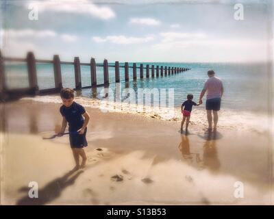 Une famille jouant sur la plage à Dawlish Warren à Devon, Royaume-Uni. Banque D'Images