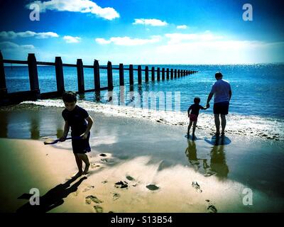 Une famille jouant sur la plage à Dawlish Warren à Devon, Royaume-Uni. Banque D'Images