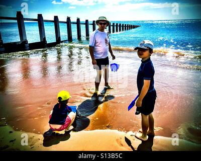 Une famille jouant sur la plage à Dawlish Warren à Devon, Royaume-Uni. Banque D'Images