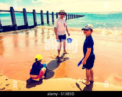 Une famille jouant sur la plage à Dawlish Warren à Devon, Royaume-Uni. Banque D'Images