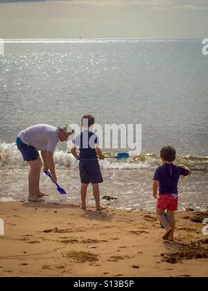 Une famille jouant sur la plage à Dawlish Warren à Devon, Royaume-Uni. Banque D'Images