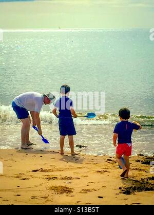 Une famille jouant sur la plage à Dawlish Warren à Devon, Royaume-Uni. Banque D'Images