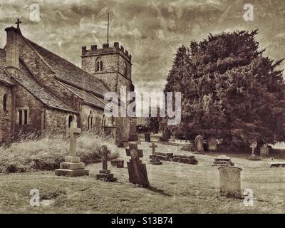 Un effet antique à l'image du cimetière et église de Saint-André en Miserden, Gloucestershire, Angleterre. Cette église date de Cotswold frm au 11ème siècle et est un bâtiment classé grade 2. © COLIN HOSKINS Banque D'Images