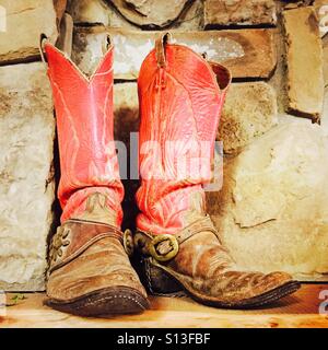 Un vieux usés paire de bottes de cow-boy. Banque D'Images