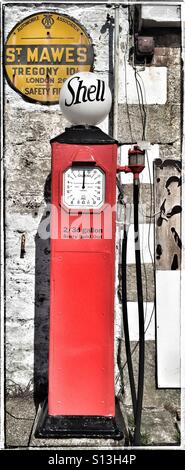 Rouge à l'ancienne pompe à essence à St Mawes Cornwall Banque D'Images