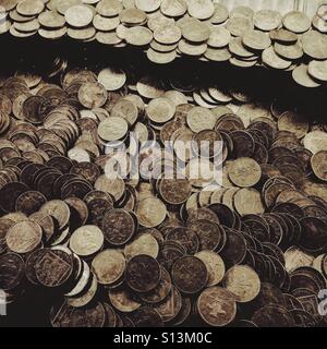Penny pusher tombe dans une salle de jeux électroniques Banque D'Images