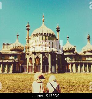 Les touristes au Pavillon de Brighton Brighton Sussex England UK Banque D'Images