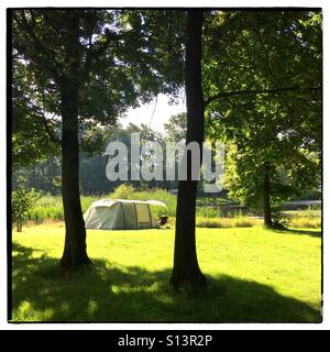 Camping dans une tente Vango Airbeam en Hollande Banque D'Images