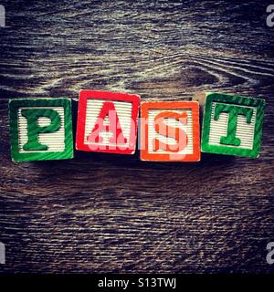 Les mots écrits avec la cale en bois lettre toys Banque D'Images