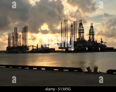 Des plates-formes pétrolières sur la baie de Galveston Texas Banque D'Images