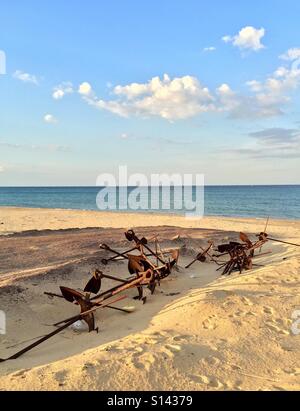 Les ancres non utilisés sur la plage. Banque D'Images