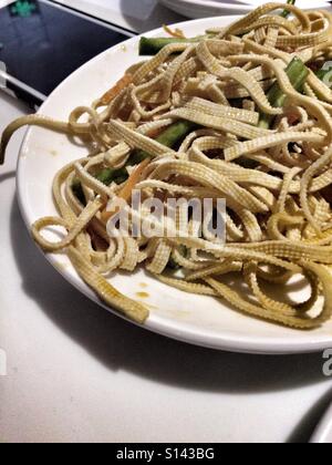 Hot & Spicy Tofu lamelles sur une plaque, prêts et attendent d'être mangés dans un restaurant chinois, des nouilles de tofu Banque D'Images