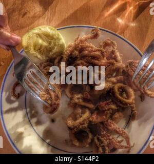 Chopitos manger, une assiette de tapas espagnoles traditionnelles, Deep Fried squid bébé Banque D'Images