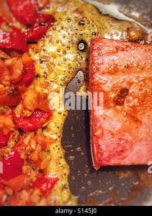 Le thon rouge et les légumes dans l'huile de coco Banque D'Images