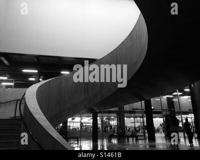 Un vaste escalier en béton crée de belles lignes et mène jusqu'à la nouvelle extension de la Tate Modern art gallery, Southbank, Londres. Banque D'Images