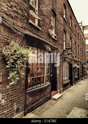 Une rangée de boutiques géorgiennes à Goodwins Court Londres WC2 England UK Banque D'Images