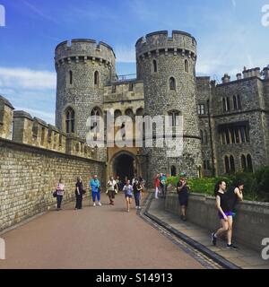 L'été, les touristes affluent au château de Windsor pour un Royal visiter. Londres, Angleterre. Banque D'Images