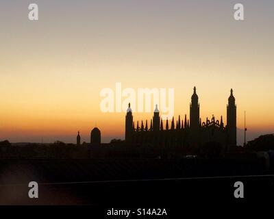 La silhouette de Kings College, Université de Cambridge au coucher du soleil. Banque D'Images