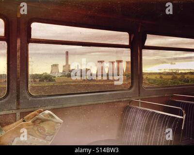 Fiddlers Ferry Power Station vu depuis le train sur la ligne Liverpool - Warrington, Royaume-Uni Banque D'Images