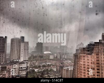 Ciel nuageux, orageux, jour de pluie à Shanghai, en Chine, du bâtiment sur le toit de l'antenne vue paysage, regarder par la fenêtre sombre Banque D'Images