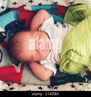 Deux semaines à dormir bébé garçon Banque D'Images