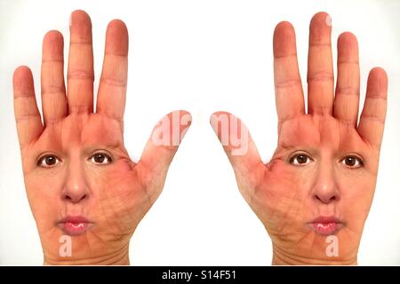 Une image abstraite de deux mains ouvertes, paumes vers le haut, avec le visage d'une femme sur le Palm Banque D'Images