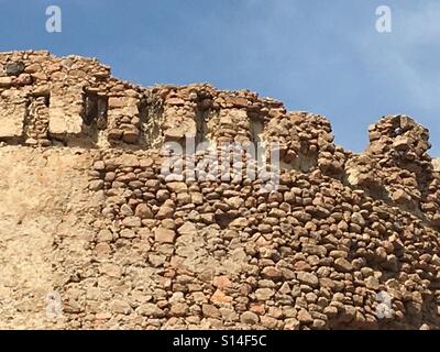 Créneaux en ruine de la tour espagnole ou Torre Spagnola un 16e siècle fortification construite à des fins défensives sur la côte ouest de la Sardaigne, Isola Rossa, Septembre Banque D'Images