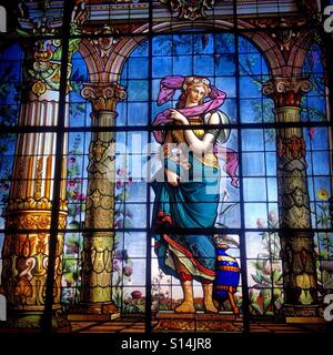 Une déesse grecque derrière et arch et entre les colonnes portant un foulard snakelike décore une vitrine à Castillo de Chapultepec à Mexico, Mexique Banque D'Images