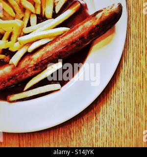 En saucisse sauce au curry avec des frites dans un fast-food, Allemagne Banque D'Images