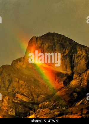 Matin dans les Rocheuses avec un arc-en-montagne Banque D'Images