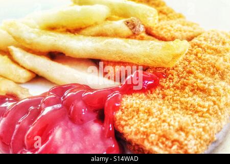 Fishfingers et frites avec ketchup Banque D'Images