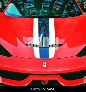 Une voiture rouge Ferrari 458 Speciale Banque D'Images