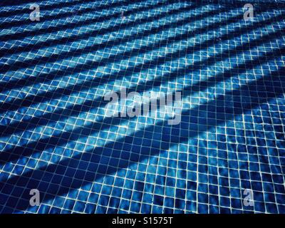 Shadows in a swimming pool Banque D'Images