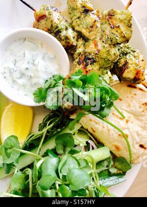 Poulet mariné avec de la salade, du pain plat et trempette Banque D'Images