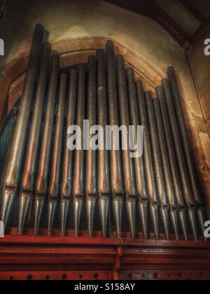 Les tuyaux d'orgue de l'église Banque D'Images