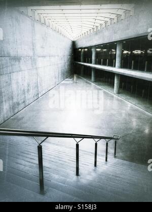 Un hall triangulaire dans un parking couvert. Banque D'Images