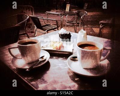 Café culture - deux cafés en blanc tasses et soucoupes sur une table d'extérieur. Banque D'Images