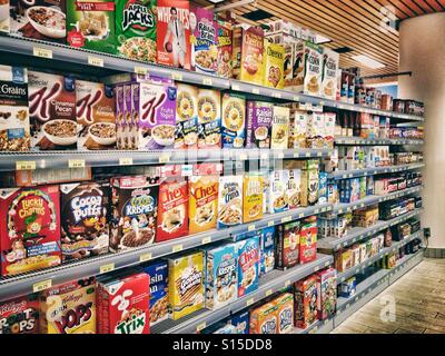 Dans un magasin d'épicerie Banque D'Images