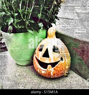 Une plaque jack o lantern par un semoir vert ; avec un filtre de typogravure. Banque D'Images