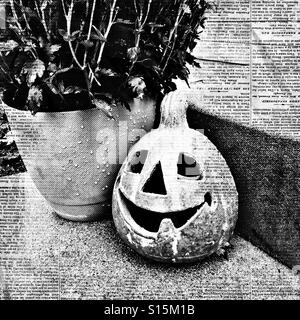 Une plaque jack o lantern par un semoir vert ; avec une typo filtre (b/w) Banque D'Images