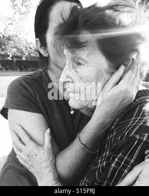 Une mère et sa fille le partage d'un moment de tendresse. Banque D'Images