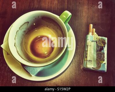 Coffee and cigarettes Banque D'Images