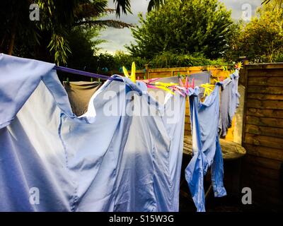 Une ligne de lavage dans le jardin avec des vêtements suspendus à sécher. Banque D'Images