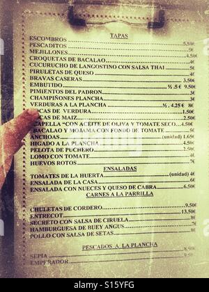 En regardant le menu dans un bar à tapas espagnol Banque D'Images