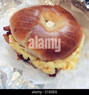 New York bacon œuf et fromage bagel grillé. New York, États-Unis d'Amérique. Banque D'Images